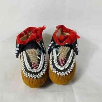 BIHY804 Vintage Iroquois Baby Moccasins	Leather Iroquois baby moccasins. Handmade and in very good condition, strung with glass beads.

