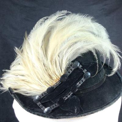 BIHY529 Victorian, Pallas Brand, Ladies Feather Hat	This is an antique velvet feather hat from the early part of the 20th century.Â 
