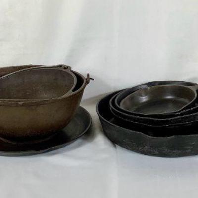 BIHY204 Cast Iron Pans & Bowls
2 Cast Iron mixing bowls. Both do have wear to them. Smaller bowl does have a marking on the bottom(20T)...