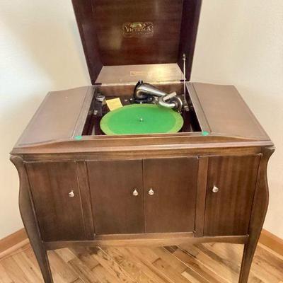 BIHY904 Vintage Victrola Phonograph	VV-260 #10871 by VictorTalking Machine Company, Camden NJ. Â Distributed by Berliner gramophone...