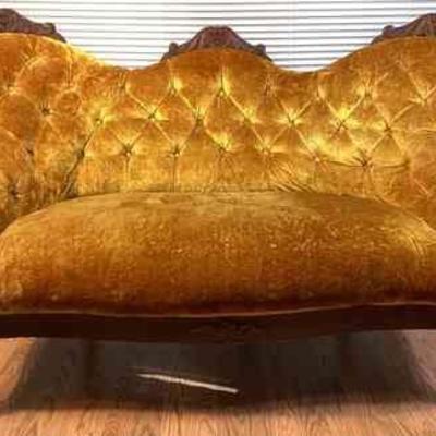 BIHY504 Antique Setee Sofa	Tufted setee sofa in harvest gold.
