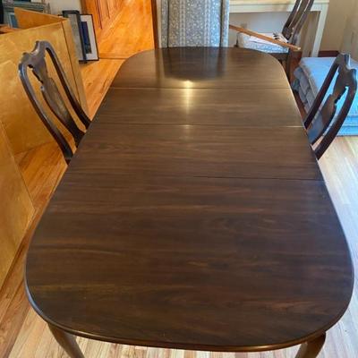 Mahogany dining table 2 leaves and 8 upholstered chairs