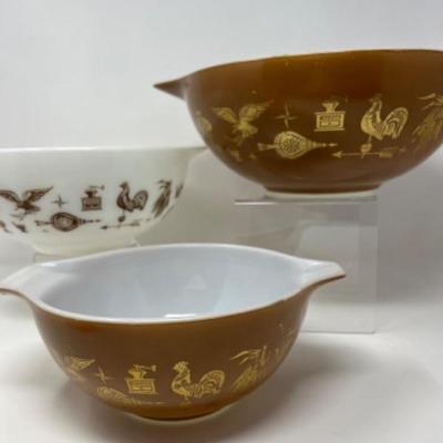 Vintage Pyrex bowls 