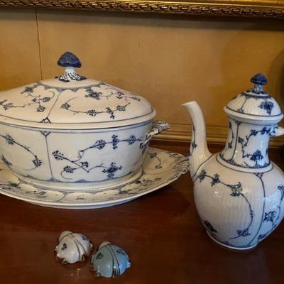 Bing & Grondahl  Traditional with Shell Designed handles