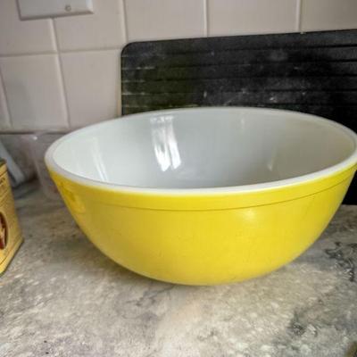 Pyrex cinderella bowls in yellow and red