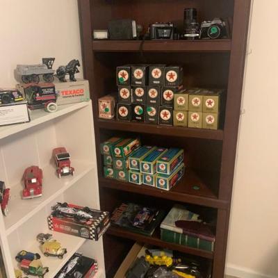 Several metal banks and cars collectibles