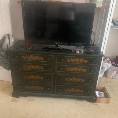 Beautiful dresser three televisions for sale. Come pick one.