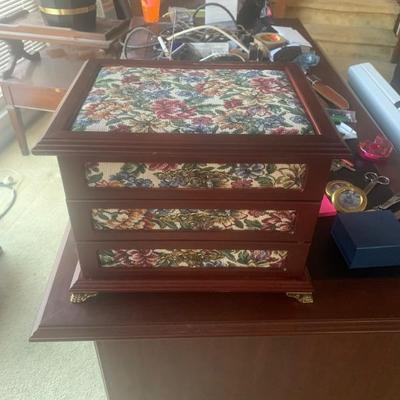 Jewelry box perfect for anyone