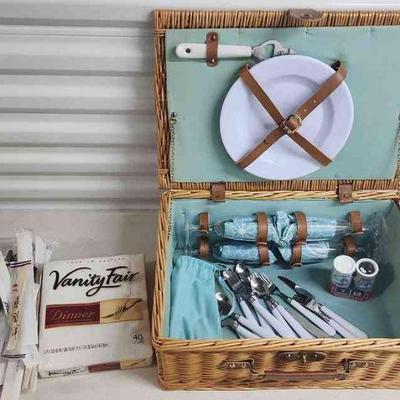 FTH352 - Willow Woven Picnic Basket For Four