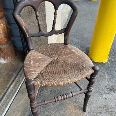 FTH394- Vintage Wooden Accent Chair With Rush Seat