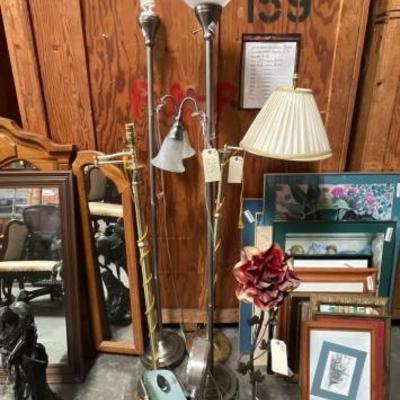 #2214 â€¢ 5 Lamps, Light Up Mirror and Flower Decor
