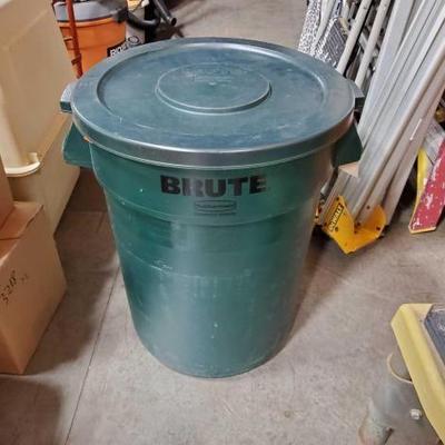 #3050 â€¢ Brute Rubbermaid Trash can with Lid
