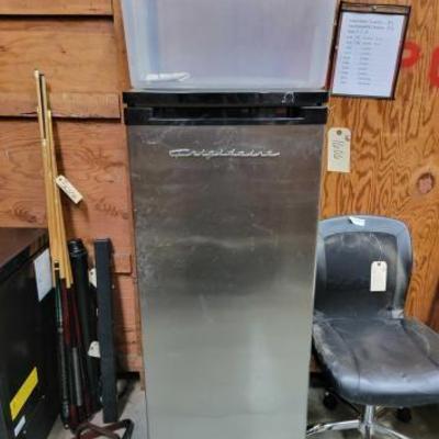 #1606 â€¢ Frigidaire Refrigerator & Tote
