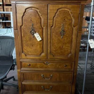 #2304 â€¢ Thomasville Dresser Hutch
