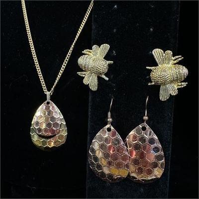 Lot 019-H   0 Bid(s)
Copper & Gold Toned Matching Honeycomb Necklace & Earrings Plus Bee Clip Ons