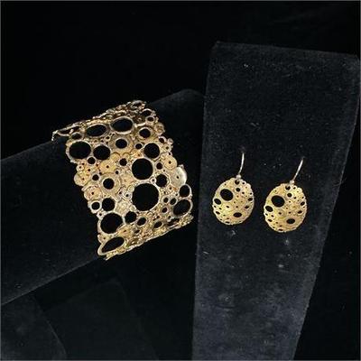 Lot 020-H   0 Bid(s)
Gold Tone Industrial Bracelet and Earring Set