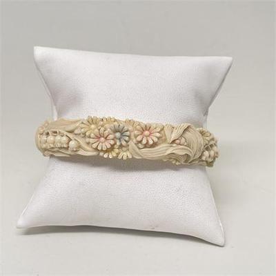 Lot 026   2 Bid(s)
Vintage Carved Celluloid Floral Bangle Bracelet