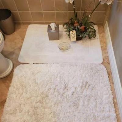 #2404 â€¢ 2 Rugs, and FoPlants, Kleenex Cover, Soap Holder
