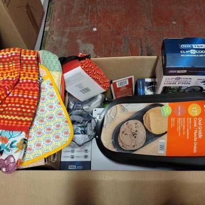 #6206 â€¢ Cookie Pan Set, Rope, Oven Mitts, Strainer and More!
