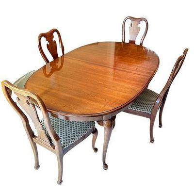 Lot 001 
Thomasville Furniture Winston Court Solid Cherry Dining Table
