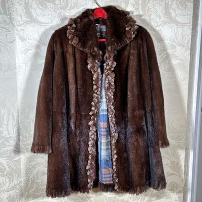 VINTAGE GEORGEOU WESTCHESTER FUR COAT | l. 37 x w. 17.5 in (at shoulders approximate)

