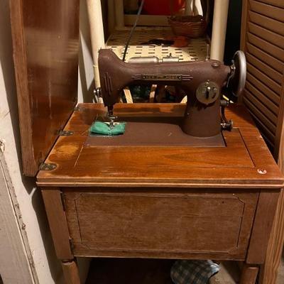 Vintage New Home Sewing Machine With Cabinet