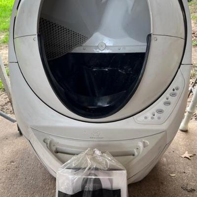 Litter Robot Self Cleaning Litter Box, Brand New Never Used, Just sat outside in the weather, about a $400 Value!