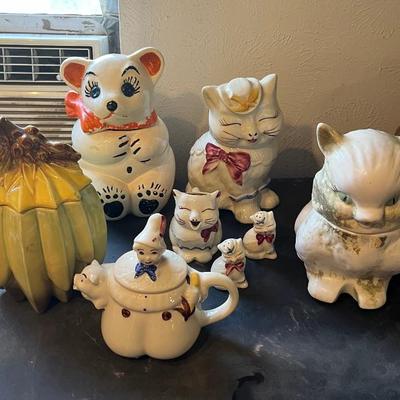 Lots Of Vintage Cookie Jars 