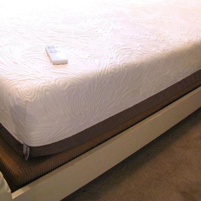 White Milk Wash Four Poster Queen with Sealy Posturepedic Adjustable Frame Mattress (Very Nice)