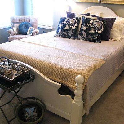 White Milk Wash Four Poster Queen with Sealy Posturepedic Adjustable Frame Mattress (Very Nice)
