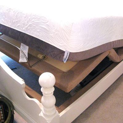 White Milk Wash Four Poster Queen with Sealy Posturepedic Adjustable Frame Mattress (Very Nice)