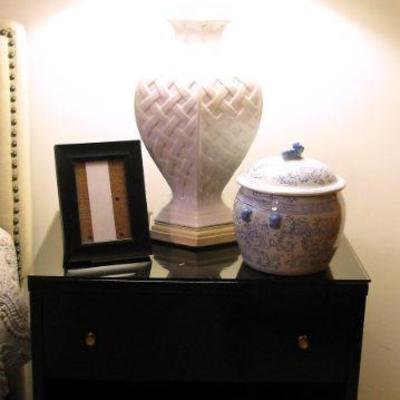 Modern Black Side Table / White Lattice Ceramic Lamp/ Vintage Ginger Pot with Foo Dog Handle