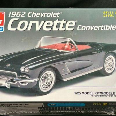 AMT Ertl 1962 Chevy Corvette Convertible 1:25 Model