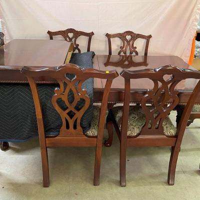 table with two leaves/ 8 chairs