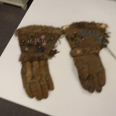 Vintage Native American Ladies Beaded Gloves