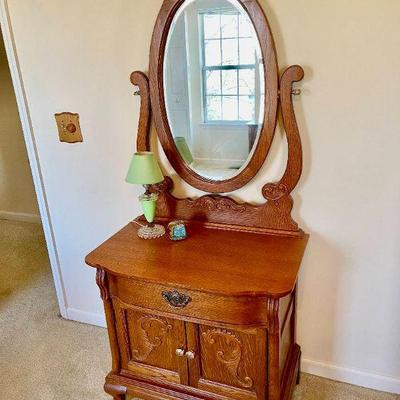 Lot 019-MBR: Master Bedroom Vignette #3

Features: 
â€¢	Lexington small dresser with mirror
â€¢	DÃ©cor included
o	Lamp
o	Travel clock

