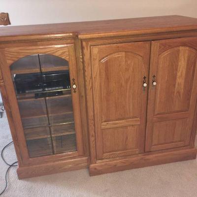 Lot 035-LR: Entertainment Center and AV Components

Includes: 
â€¢	Large Oak entertainment center with ample for audio and video...