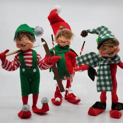 Lot 118-AL: Annalee Elves in Red and Green

Includes: 
â€¢	2013 7â€ Silver Sparkle Painter Elf (500313). Retired design.
â€¢	2017? 9â€...