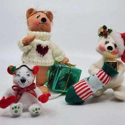 Lot 111-AL: Annalee Bear Collection

Includes: 
â€¢	2000? 8â€ Christmas Morning Bear w/ Knitted Stocking (630800).
o	Year guessed by...