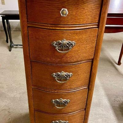 Lot 040-G: Lexington Jewelry Armoire

Features: 
â€¢	Five drawers
â€¢	Sturdy, classic design
â€¢	Oak
