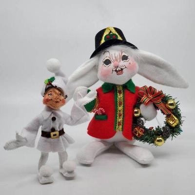 Lot 119-AL: Annalee Fancy Trimmed Pair

Includes:
â€¢	2008 8â€ Elegant (Christmas) Bunny (750508).
â€¢	2017 5â€ White Winter Berry Elf...