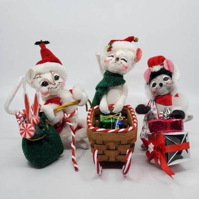 Lot 122-AL: Annalee Mice Bearing Gifts #1

Includes: 
â€¢	2005 6.5â€ Santa Mouse w/ Peppermints
â€¢	2007 8â€ Mouse w/ Candy Cane...