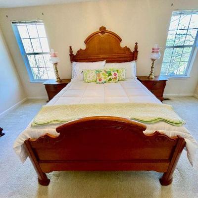 Lot 016-MBR: Master Bedroom Vignette #1

Features:
â€¢	Lexington queen bed frame with head- and footboard and 2 nightstands
â€¢	Mattress...