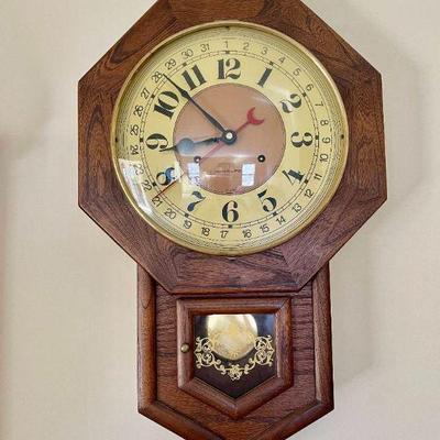 Lot 002-LR: Hamilton Regulator Clock

Features: 
â€¢	31-Day Clock
â€¢	Similar in appearance to Hamiltonâ€™s Headmaster Westminster clock...