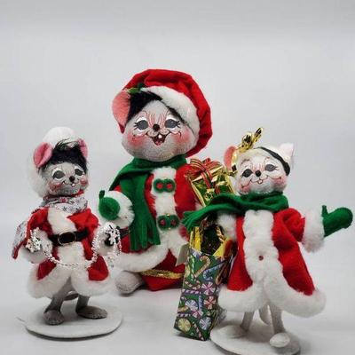 Lot 125-AL: Annalee Mice Bearing Gifts #2

Includes: 
â€¢	2008 6â€ Gift Giver Mouse (601108). Retired design.
â€¢	2008 10â€ Mrs....
