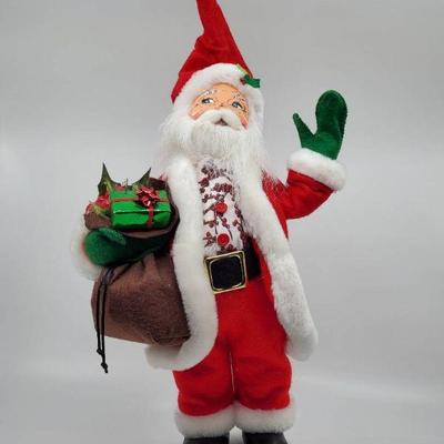 Lot 106-AL: Annalee 15â€ Winter Berry Santa

Includes:
â€¢	2017 15â€ Winter Berry Santa (400917). Retired design.
Tall Santa Claus in a...