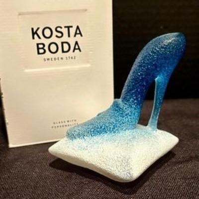 Signed Kosta Boda Heeled Shoe Figurine on glass pillow by Kjell Engman, measures 4 inches tall. Dazzling! 

From the Catwalk series...