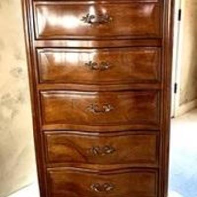 Lingerie Dresser by White Fine Furniture features seven drawers for ample storage space and is great looking! In overall very good...