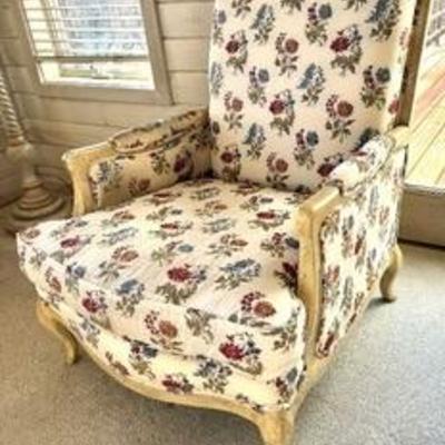 Vintage Hendredon Floral Accent Chair

Measures 33 x 37 x 39 inches.