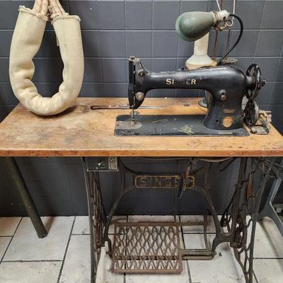 Vintage Sewing Machine Household Foot-Operated Manual Tailor Head Eat Thick Sewing Machine with Iron Frame - Old Fashioned 